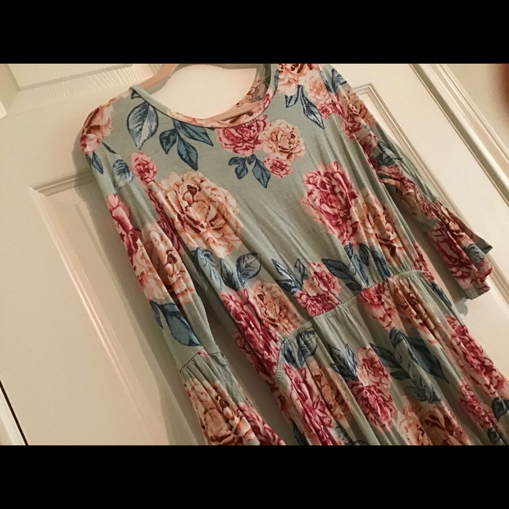 •Pretty Floral Dress•